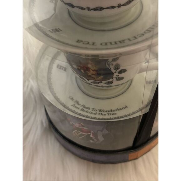 Disney Parks "On the path to Wonderland" Tea Cup and Saucer Alice In Wonderland - Picture 5 of 6